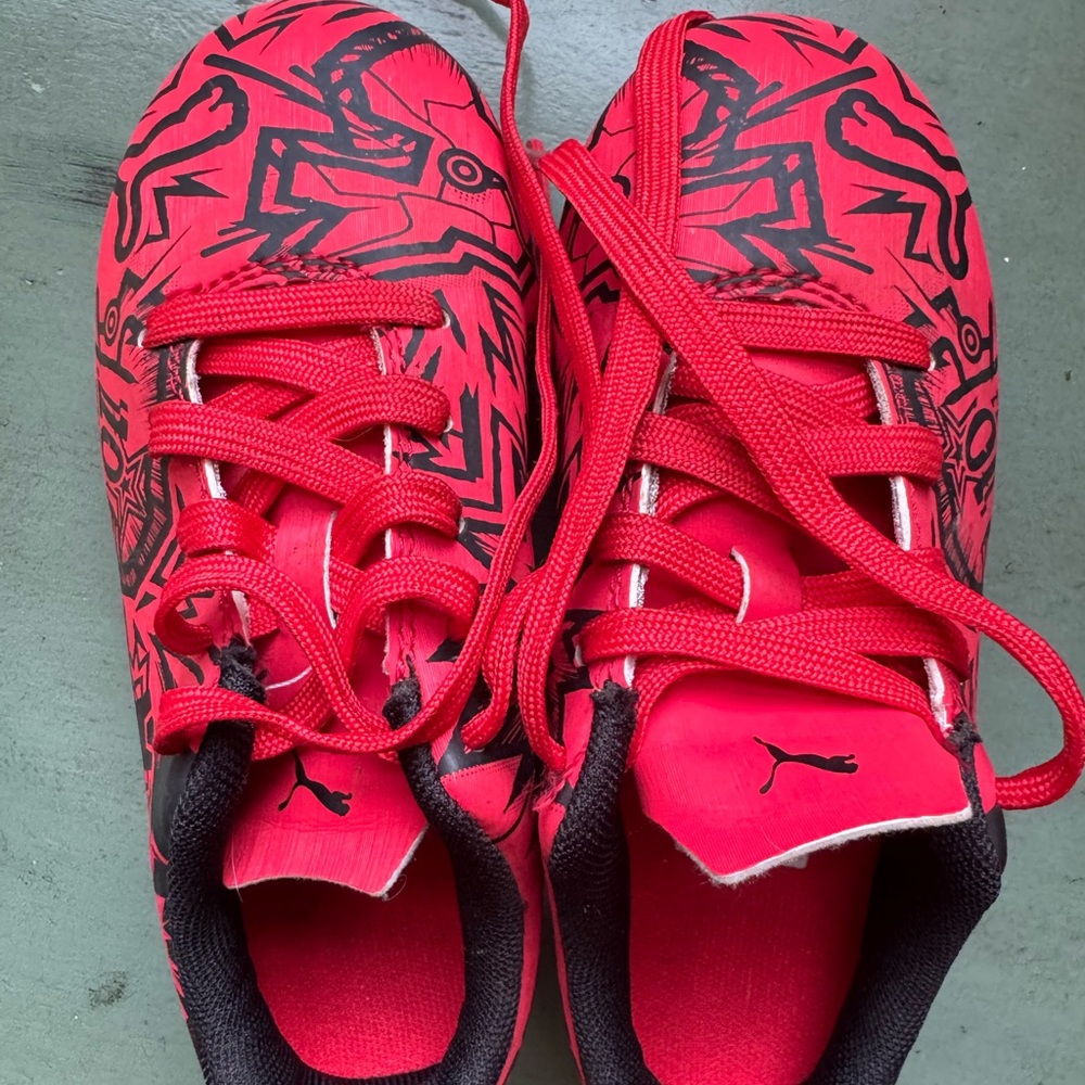 PUMA X PULISIC kids soccer cleats, great condition